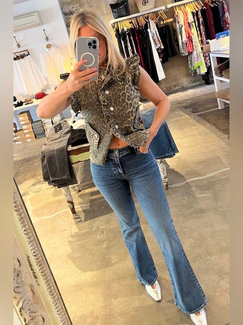 Frame The Icon Solace Flare Mid Rise Jeans 28